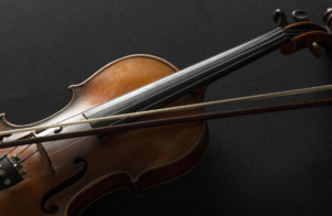 Onde o “Semi Artesanal” Encaixa? Entenda o processo de fabricação que une a produção em escala e a finalização manual do Luthier.